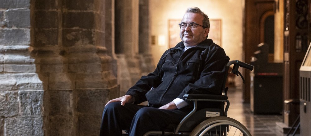 Bischof Harrie Smeets in einem Rollstuhl