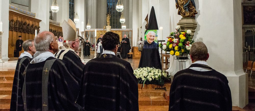 Beim Requiem für Odilo Lechner im Münchner Liebfrauendom steht ein Bild des Verstorbenen am Chorraum.