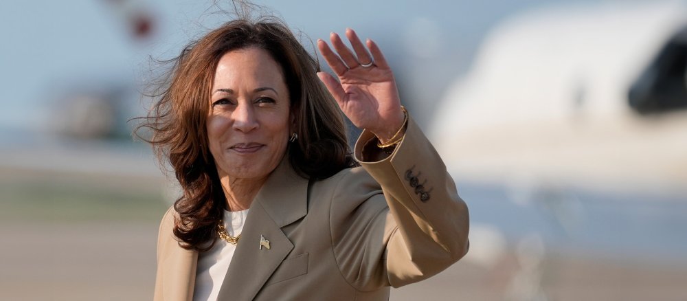 US-Präsidentschaftskandidatin Kamala Harris steht vor einem Regierungsflugzeug