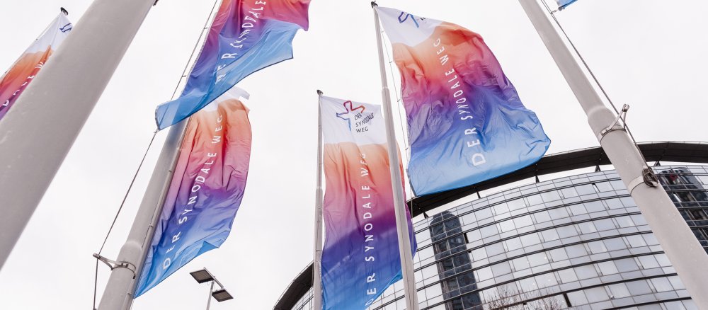 Fahnen vor der dem Frankfurter Congress Center