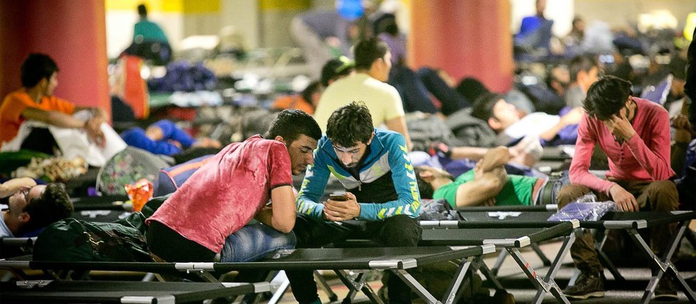 Flüchtlinge warten am Bahnhof Salzburg auf ihre Weiterreise.