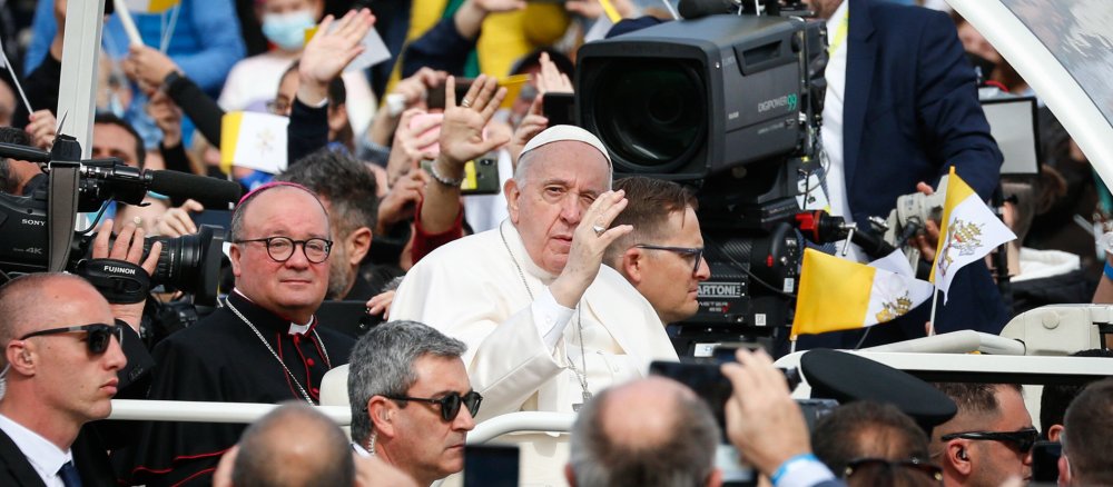 Papst Franziskus begrüßt Teilnehmer vor einer Messe