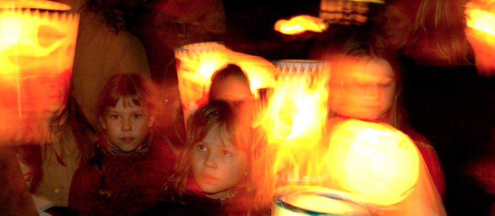 Verwischte Szene mit Laternen und Kindern