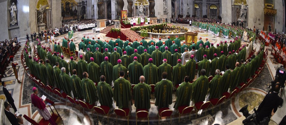 Katholische Bischöfe während einer Messe im Petersdom
