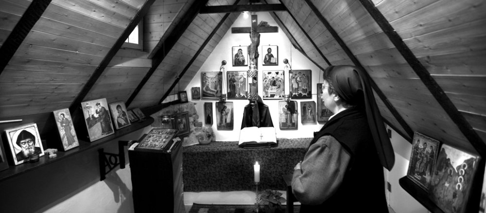 Schwester Benedicta, Jahrgang 1946, deutsche Ordenseremitin, war 38 Jahre Kranken- und Gemeindeschwester. Seit acht Jahren lebt sie als Eremitin in der historischen Klause an der Michaelskapelle in Bonn - Bad Godesberg.