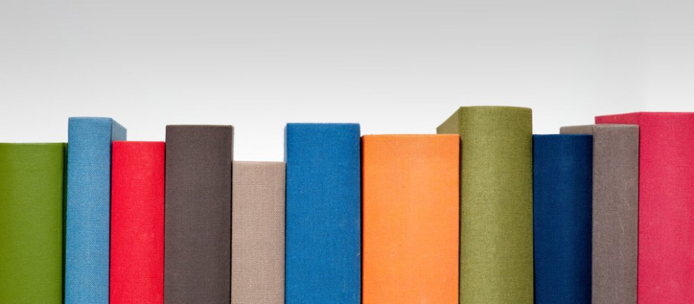 Bunte Buchrücken aneinandergereiht