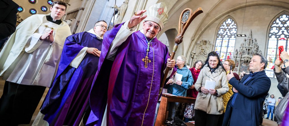 Bischof Felix Glenn zieht in den Dom zu Münster zum Gottesdienst ein.