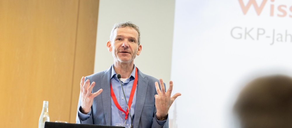 Joachim Frank steht an einem Podium