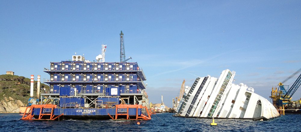 Das Wrack der "Costa Concordia" und eine Menge Bergungsequipment liegt vor der italienischen Insel Giglio.