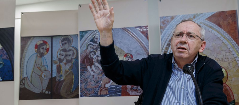 Pater Marko Rupnik vor Bildern seiner Mosaike