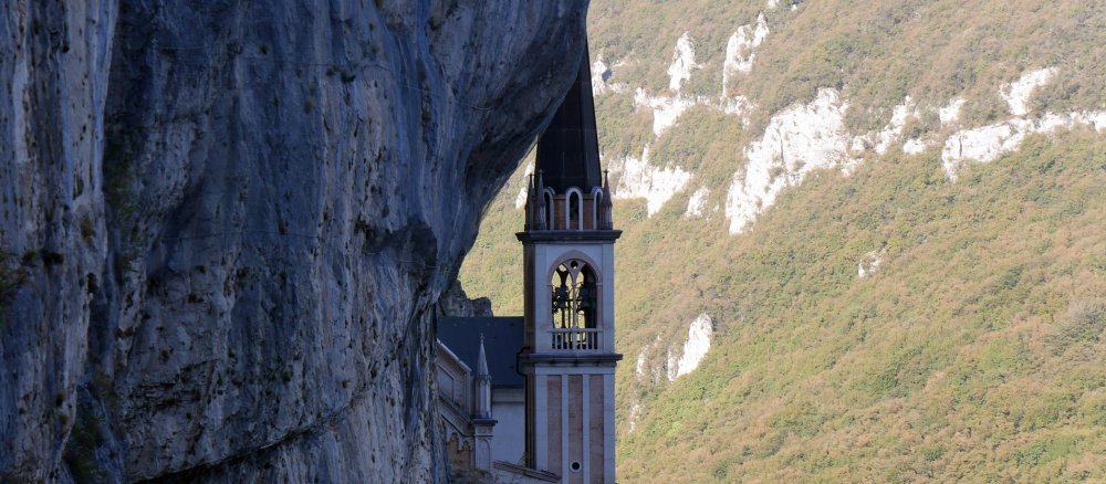 Kirche am Hang eines Berges