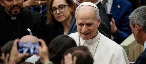 Papst Leo XIV. spricht mit Journalisten bei einem Treffen mit Vertretern der Medien