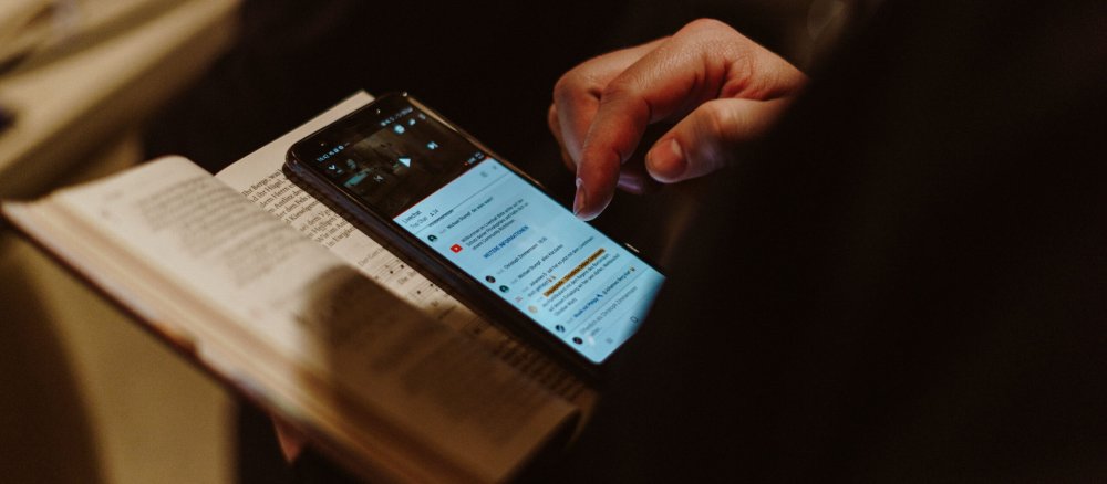 Ein Smartphone im Gotteslob: Gemeinschaft findet auch im Online-Gottesdienst statt