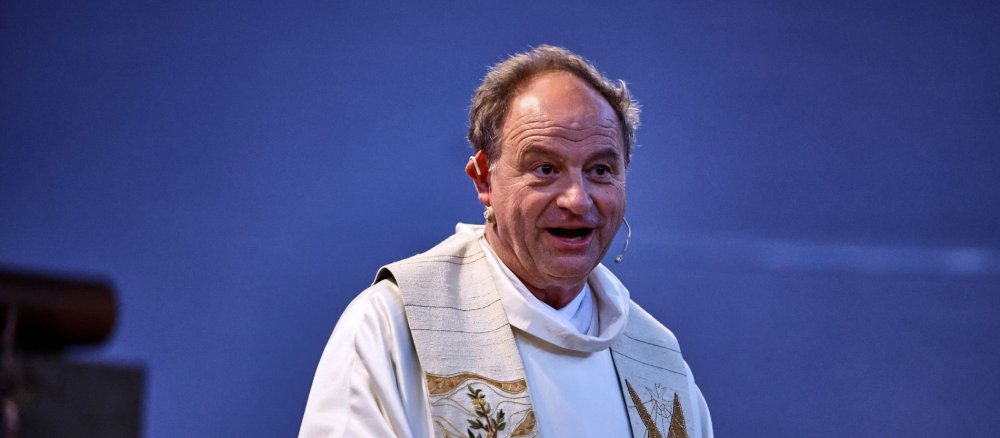Pfarrer Rainer Maria Schießler spricht in einer Kirche