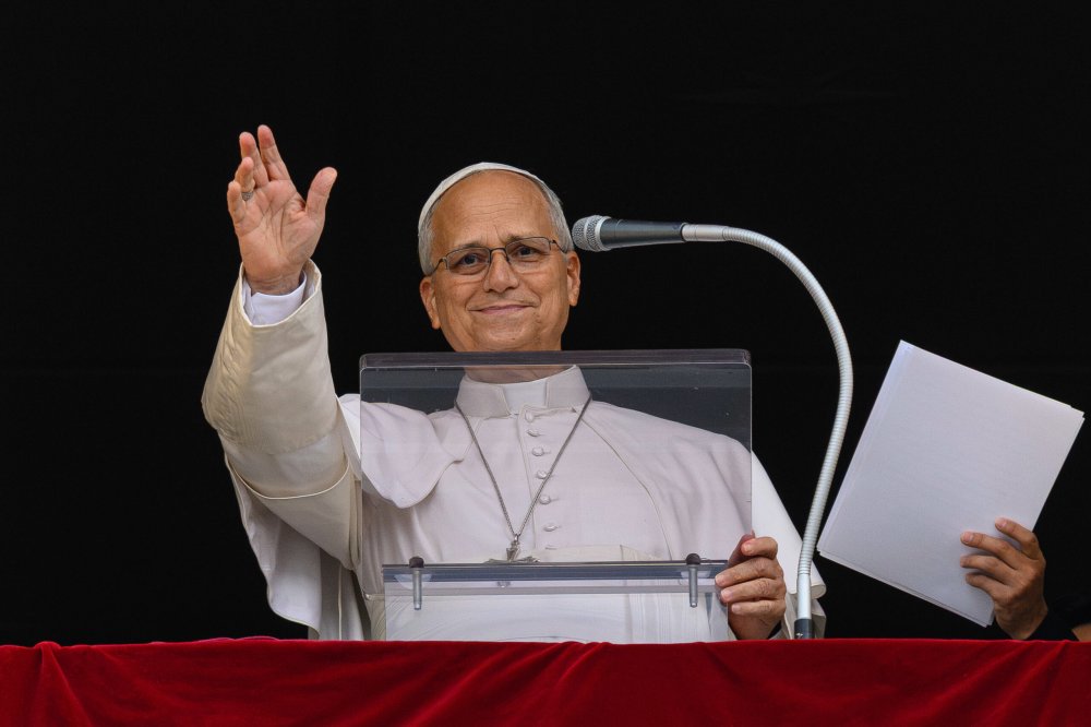 Papst Leo XIV. winkt beim Mittagsgebet aus seinem Fenster