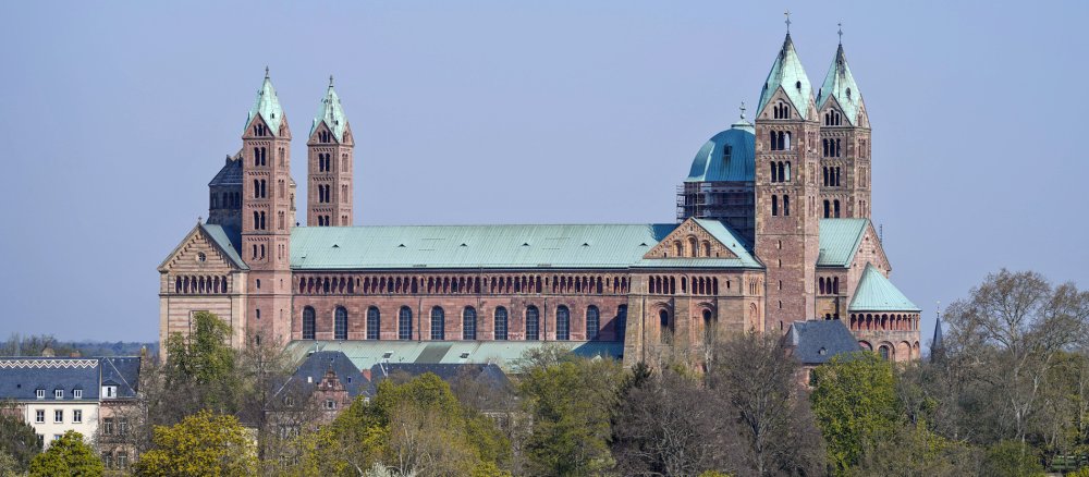 Der Speyerer Dom steht hinter einer Reihe Bäumen