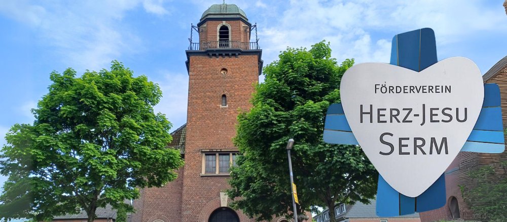 Der Kirchturm besteht aus rotem Backstein.