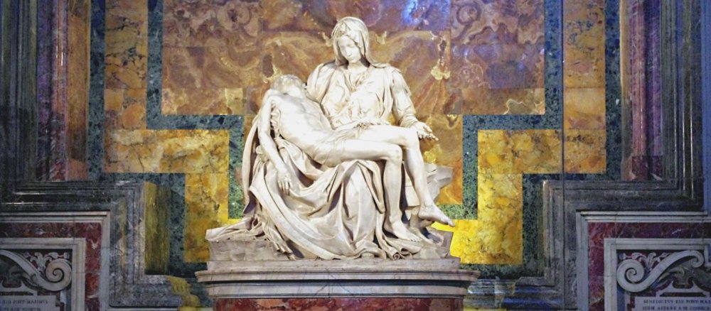 Michelangelos Pieta im Petersdom ist eine der berühmtesten Marienstatuen der Welt.