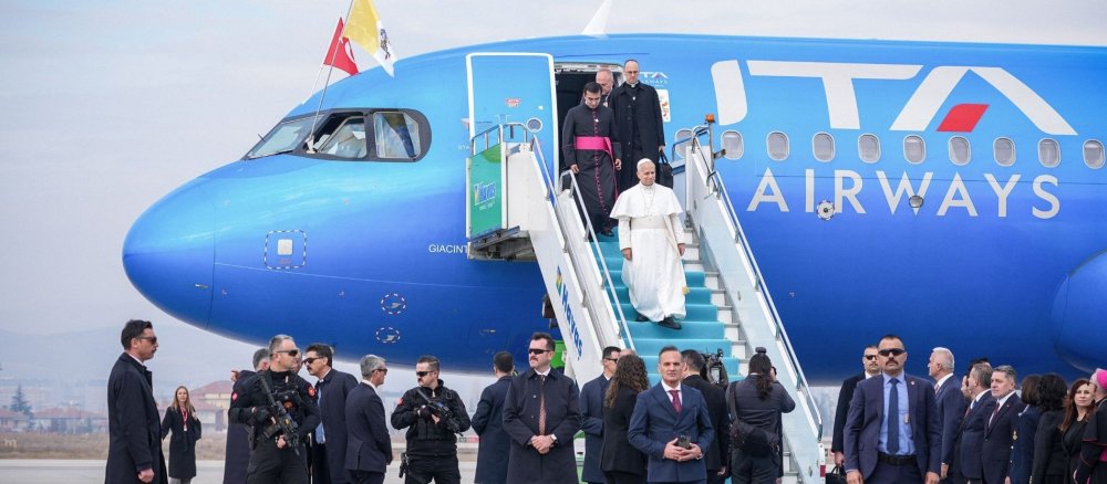 Papst Leo XIV. steigt aus einem Flugzeug