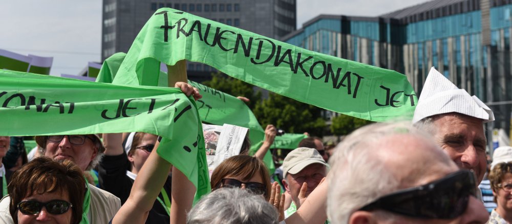 Beim Abschlussgottesdienst des Katholikentags in Leipzig fordern Teilnehmer den Frauendiakonat