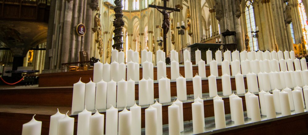 150 Kerzen im Kölner Dom zum Gedenken einen Flugzeugsabsturz einer Germanwings-Maschine.
