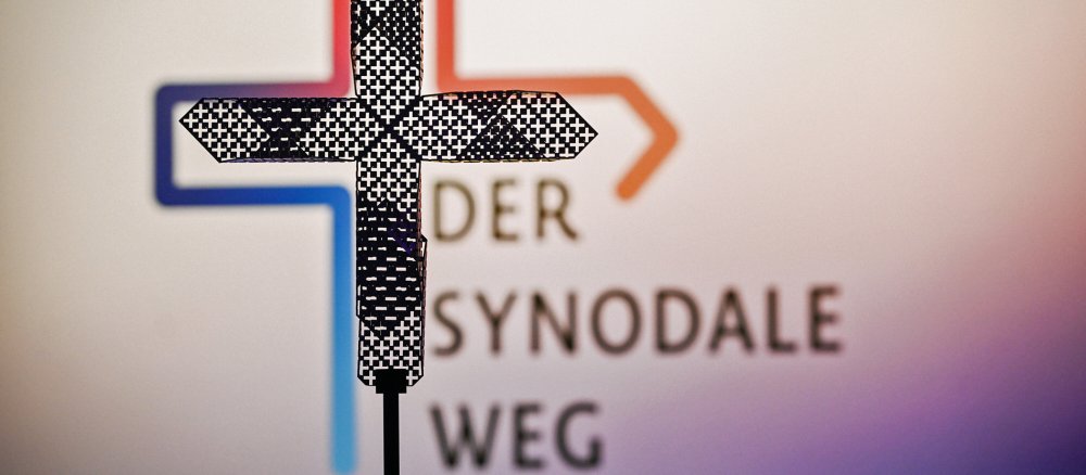 Das gelochte Metallkreuz des Synodalen Weges