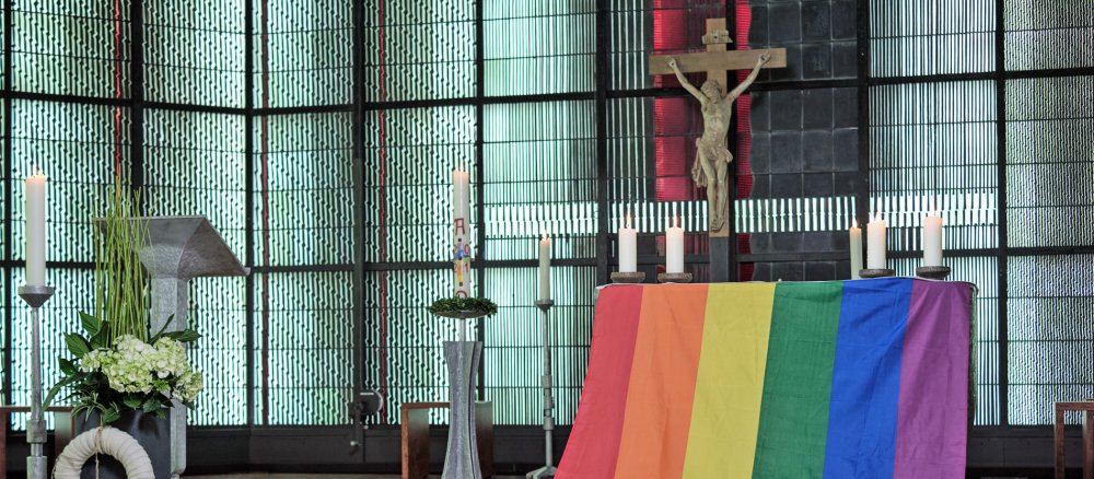 Altar mit einer Regenbogenfahne