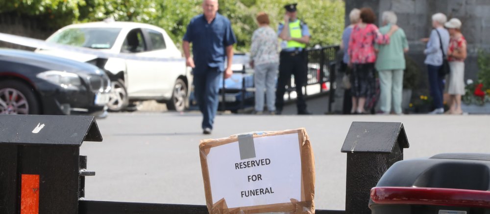 Rettungskräfte ermitteln auf dem Parklatz einer irischen Kirche nachdem ein Auto mehrere Menschen überfahren hat.