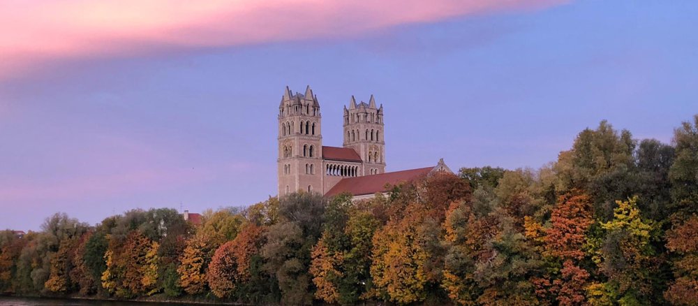 Die katholische Pfarrkirche St. Maximilian vor einem farbigen Himmel