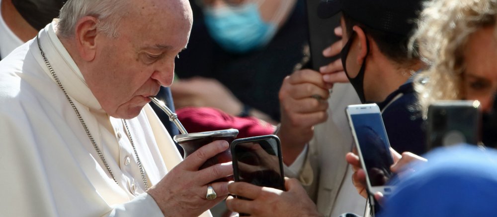 Papst Franziskus trinkt Mate