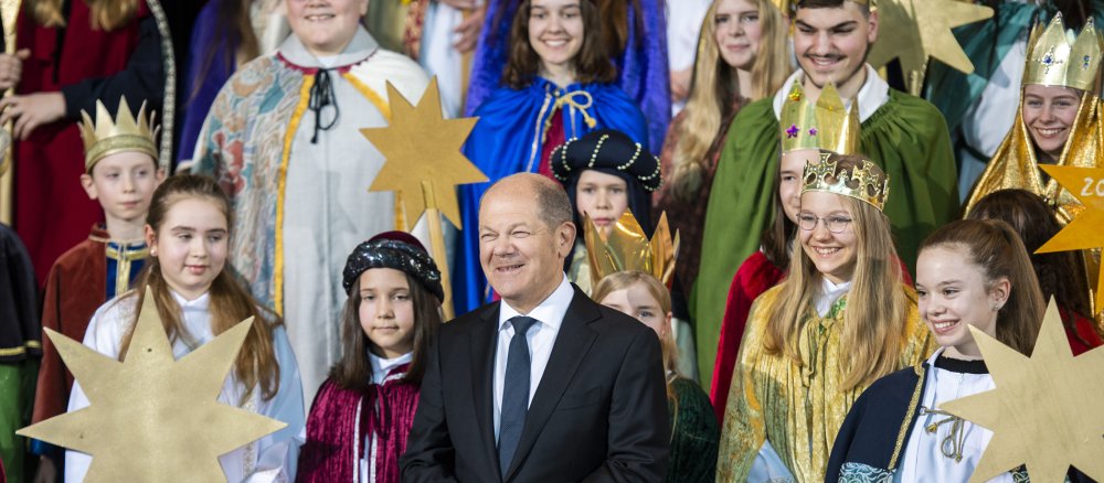 Bundeskanzler Olaf Scholz posiert für ein Foto mit Sternsingern