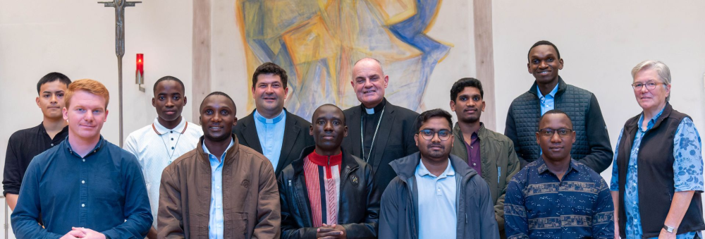 Eine Gruppe junger Männer aus Italien, Indien, Tansania und Ecuador.