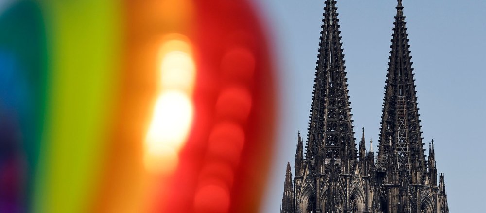 Die Türme des Kölner Doms, im Vordergrund ein regenbogenfarbener Ballon