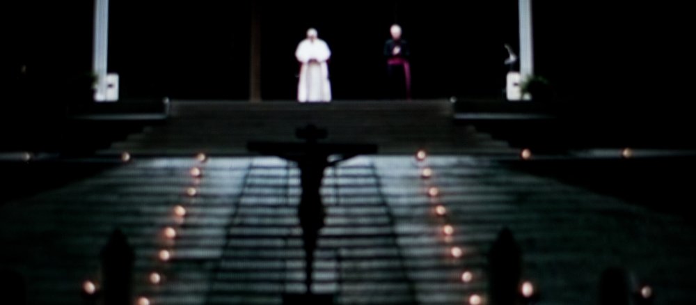 Papst Franziskus betet an Karfreitag 2020 den Kreuzweg auf dem leeren Petersplatz.