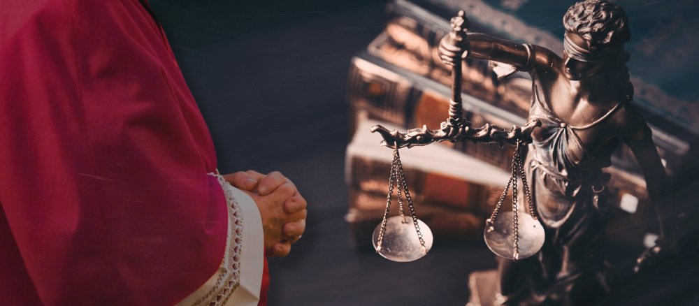 Bischof mit gefalteten Händen und Justizia