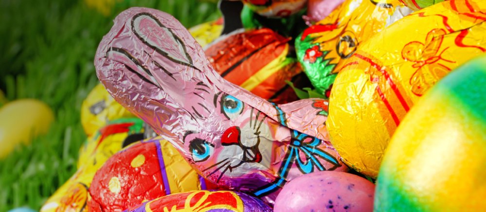Ein Schoko-Osterhase und Ostereier.