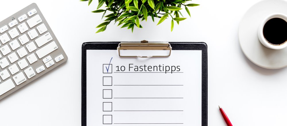 Eine Checkliste mit der Aufschrift "10 Fastentipps"