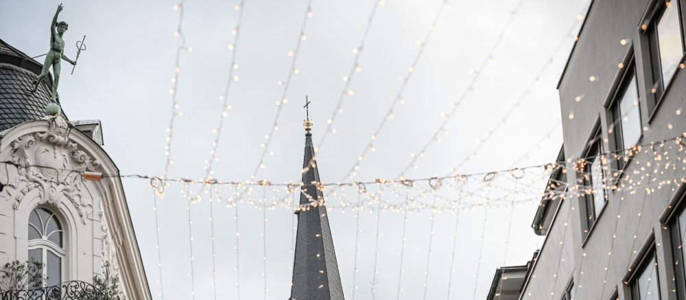 Kirchturm und Adventslichter