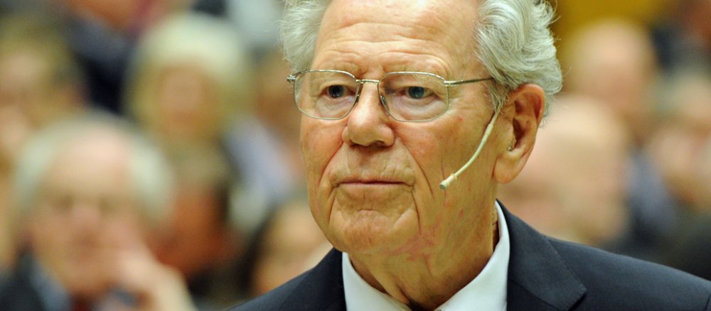 Der katholische Theologe und Papstkritiker Hans Küng steht am 22.04.2013 in der Universität in Tübingen (Baden-Württemberg) bei seiner Verabschiedung in einem Hörsaal.