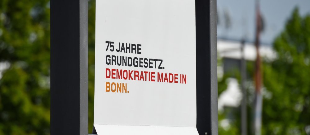 Ein Banner mit dem Schriftzug "75 Jahre Grundgesetz. Demokratie made in Bonn."
