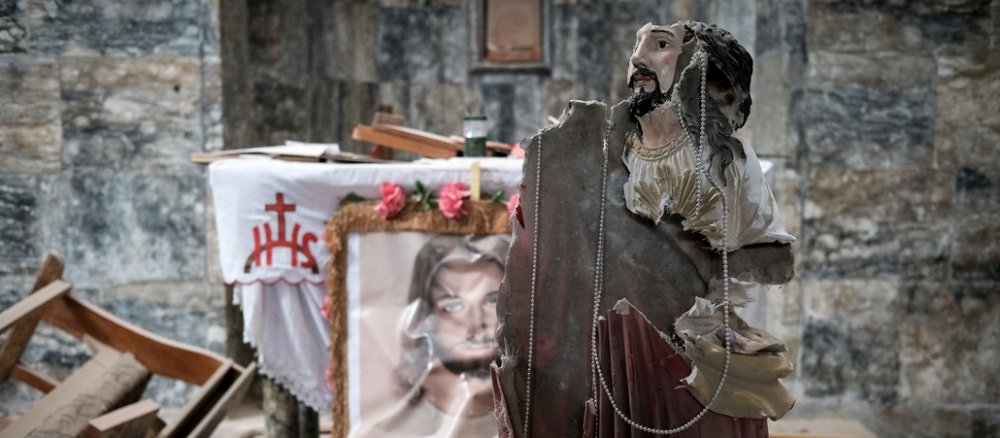 Eine zerstörte Christus-Statue steht in einer vom IS ausgebrannten Kirche im nordirakischen Karakosch.