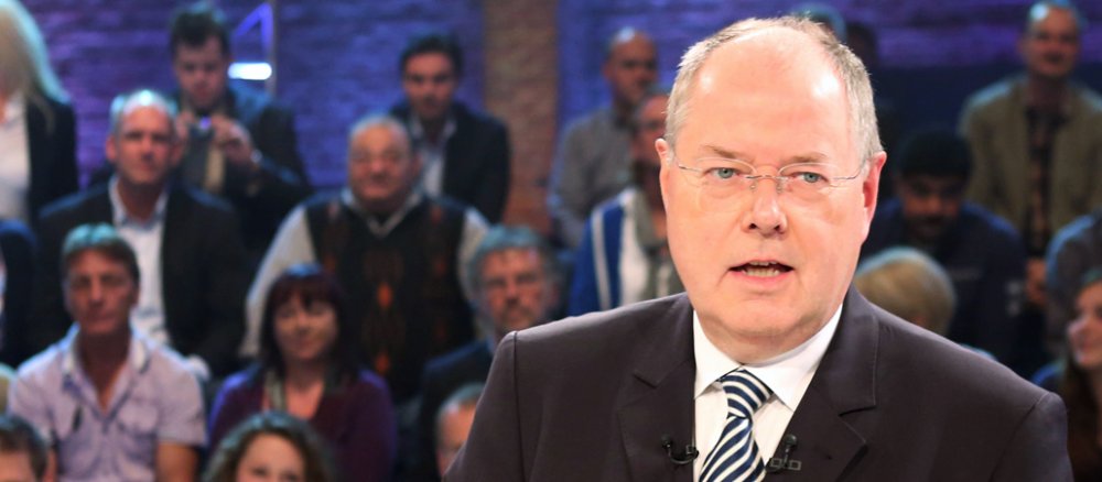 Kanzlerkandidat der SPD, Peer Steinbrück, spricht mit sachlichem Gesichtsausdruck in einem TV-Studio