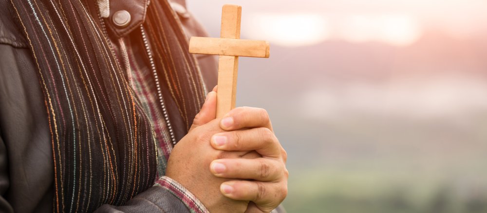 Mann mit Kreuz