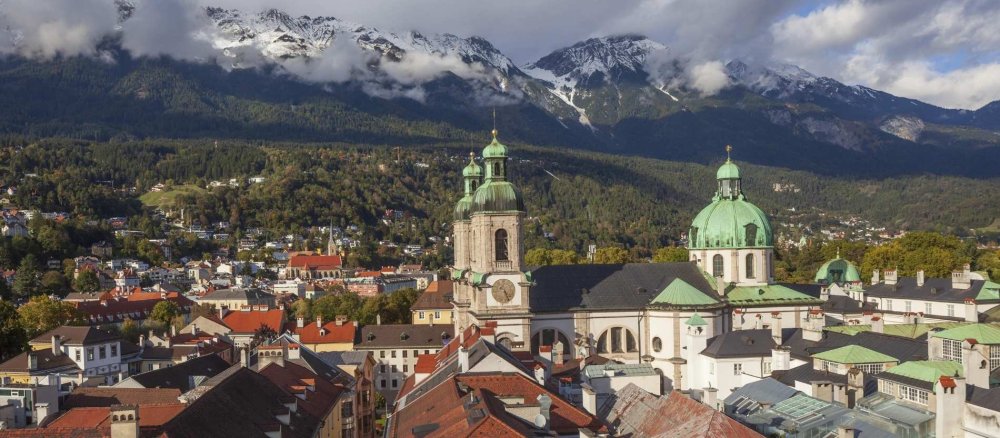 Blick auf Dom St. Jakob und Berge der Nordkette des Karwendel in Innsbruck