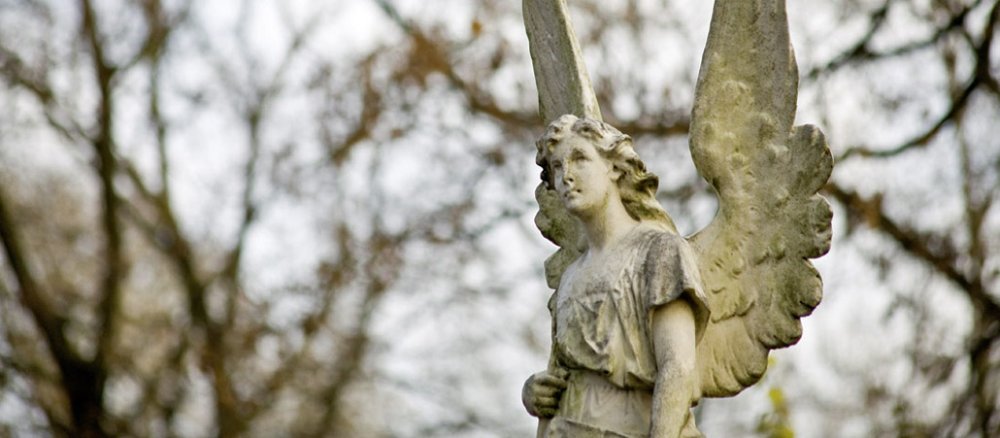 Ein Engel auf einem Friedhof.