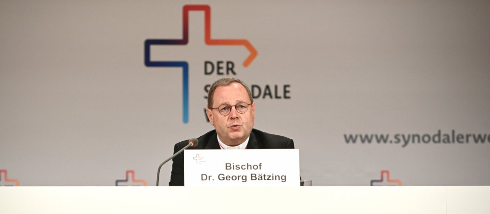 Bischof Georg Bätzing bei einem Pressestatement