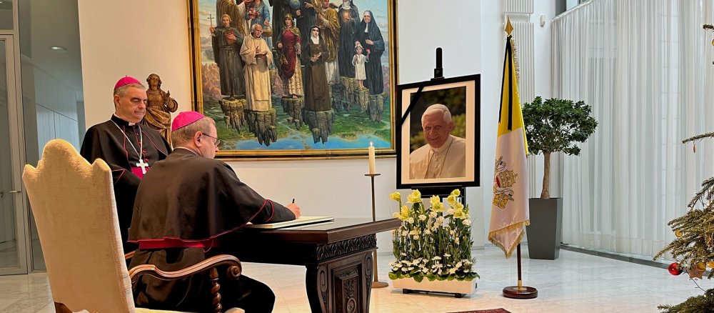 Bischof Georg Bätzing trägt sich in der Nuntiatur in ein Kondolenzbuch ein
