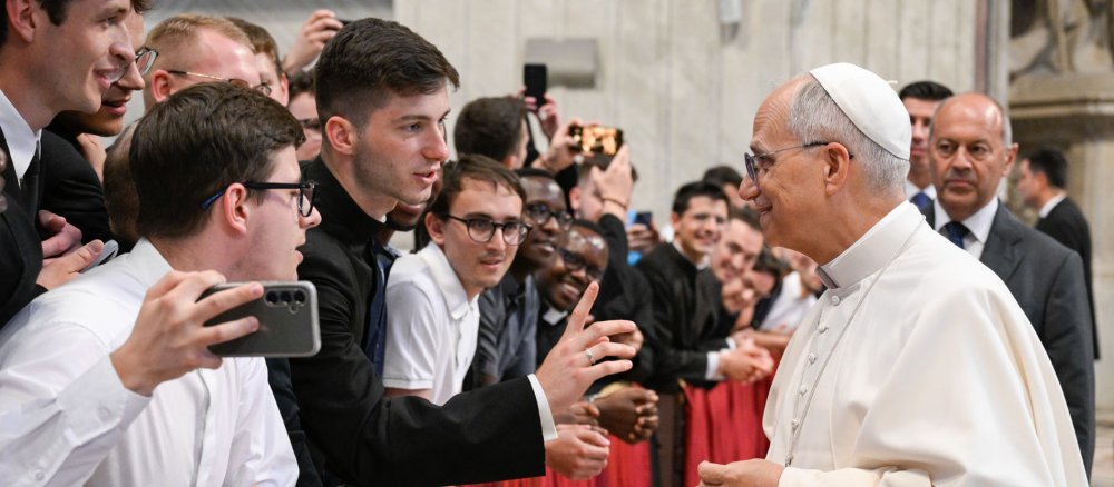 Papst Leo XIV. spricht mit Teilnehmenden einer Meditation im Rahmen des Heilig-Jahr-Jubiläums der Seminaristen