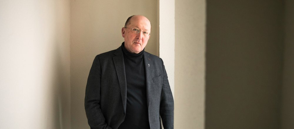 Der Stadtdekan von Frankfurt, Johannes zu Eltz, steht in einem Gang.