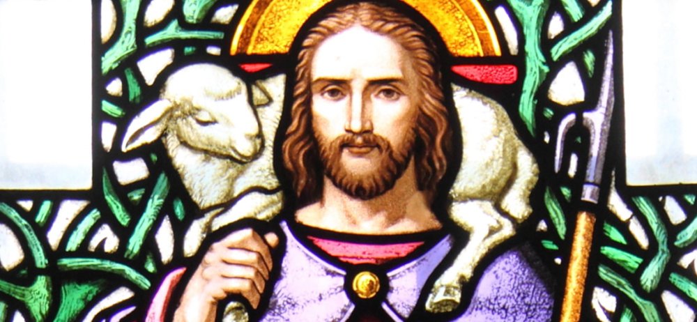 Glasfenster mit dem Motiv Jesus mit Lamm
